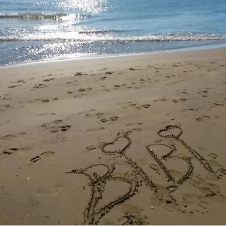 公寓 Beachside For Four Guests In *